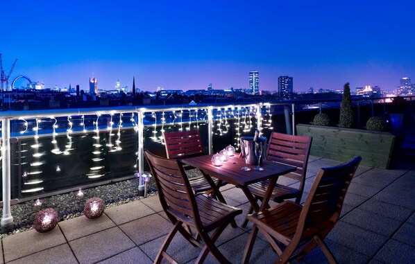 Apartment, 1 Bedroom | 1 bedroom, minibar, in-room safe, desk