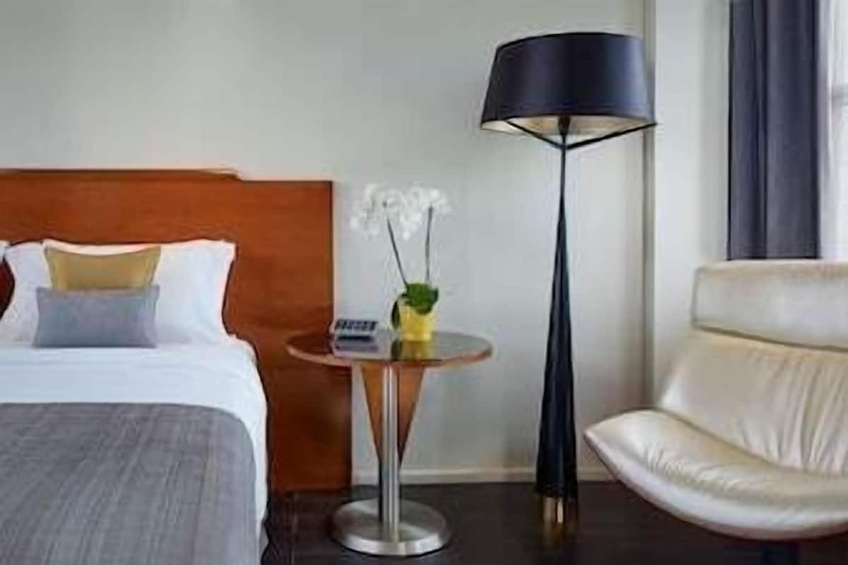 Minibar, caja de seguridad en la habitación y escritorio