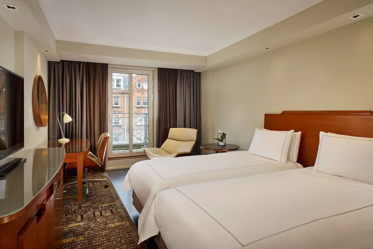 Executive Room, 2 Twin Beds | Minibar, in-room safe, desk, soundproofing