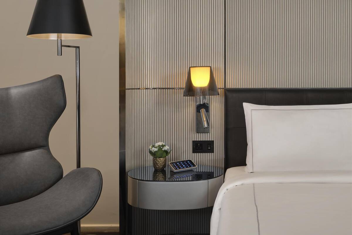 Minibar, safe på rommet, skrivebord og lydisolert