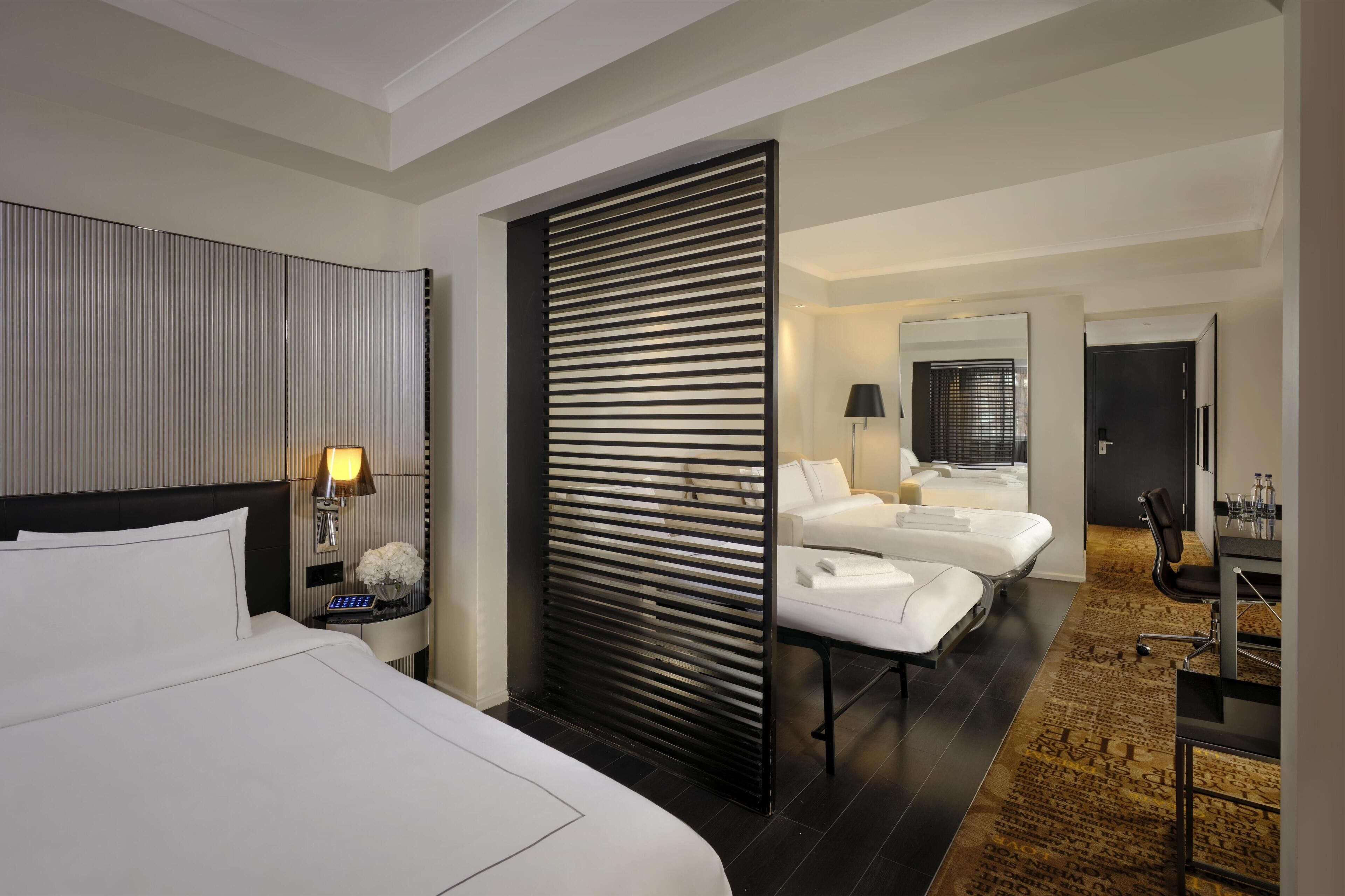 Executive Room, 1 King Bed (Studio) | Minibar, in-room safe, desk, soundproofing