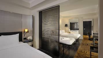 Executive Room, 1 King Bed (Studio) | Minibar, in-room safe, desk, soundproofing