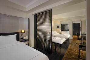 Executive Room, 1 King Bed (Studio) | Minibar, in-room safe, desk, soundproofing - Park Plaza Victoria London (London)