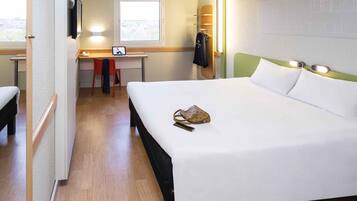 Escriptori, habitacions insonoritzades i planxa i posts de planxar