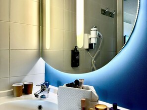 Escritorio, sistema de insonorización, tabla de planchar con plancha