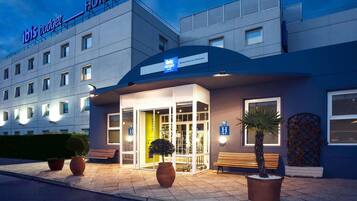 Escritorio, sistema de insonorización, tabla de planchar con plancha