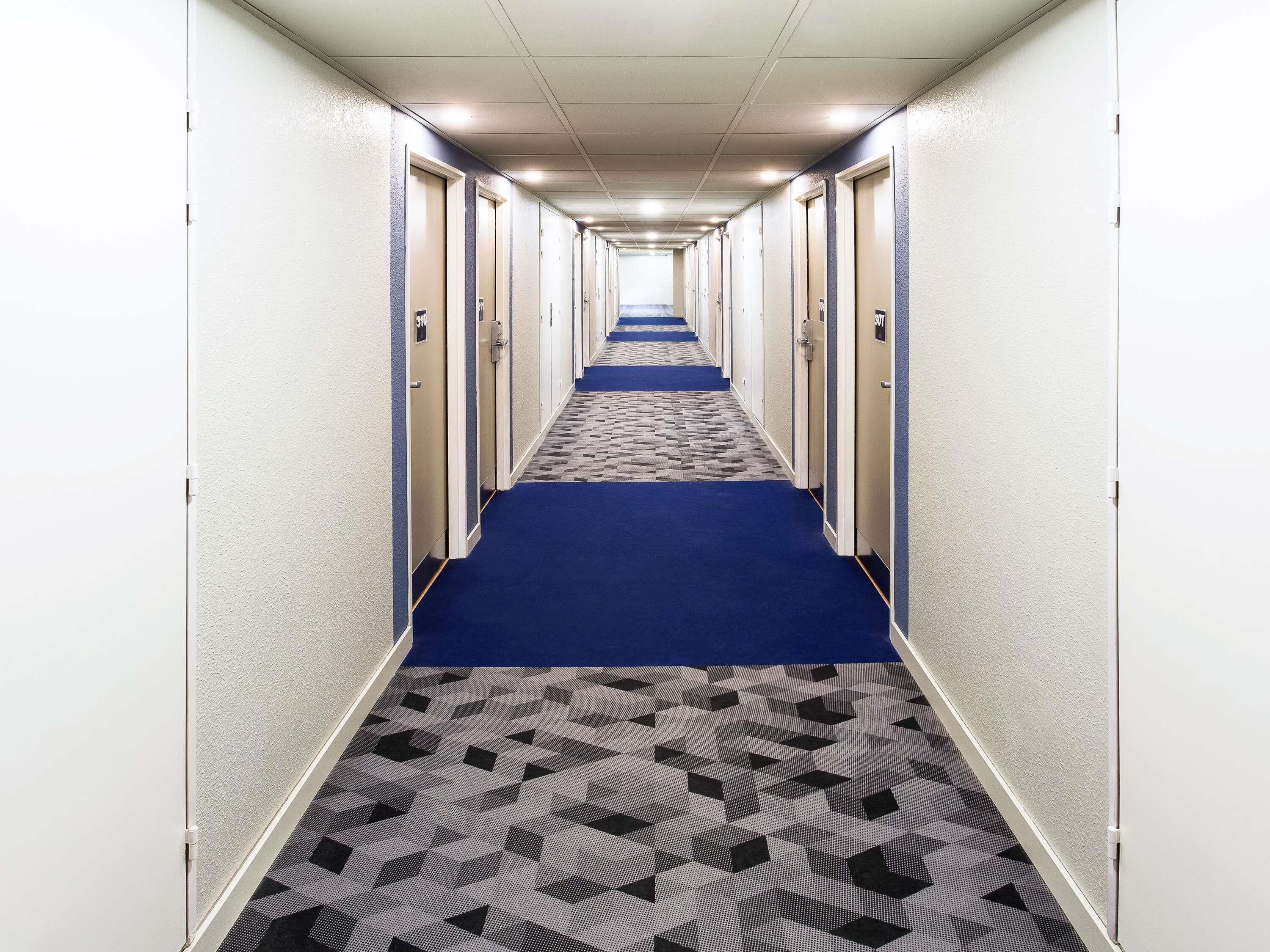 مكتب وتجهيزات عازلة للصوت ومكواة/لوح كي وأسرّة أطفال/رضّع (مجانًا)