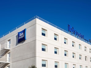 A modern building with a 'ibis budget' sign and a 'totes budget' sign on the roof. - ibis budget Madrid Alcorcon Móstoles (Alcorcon)