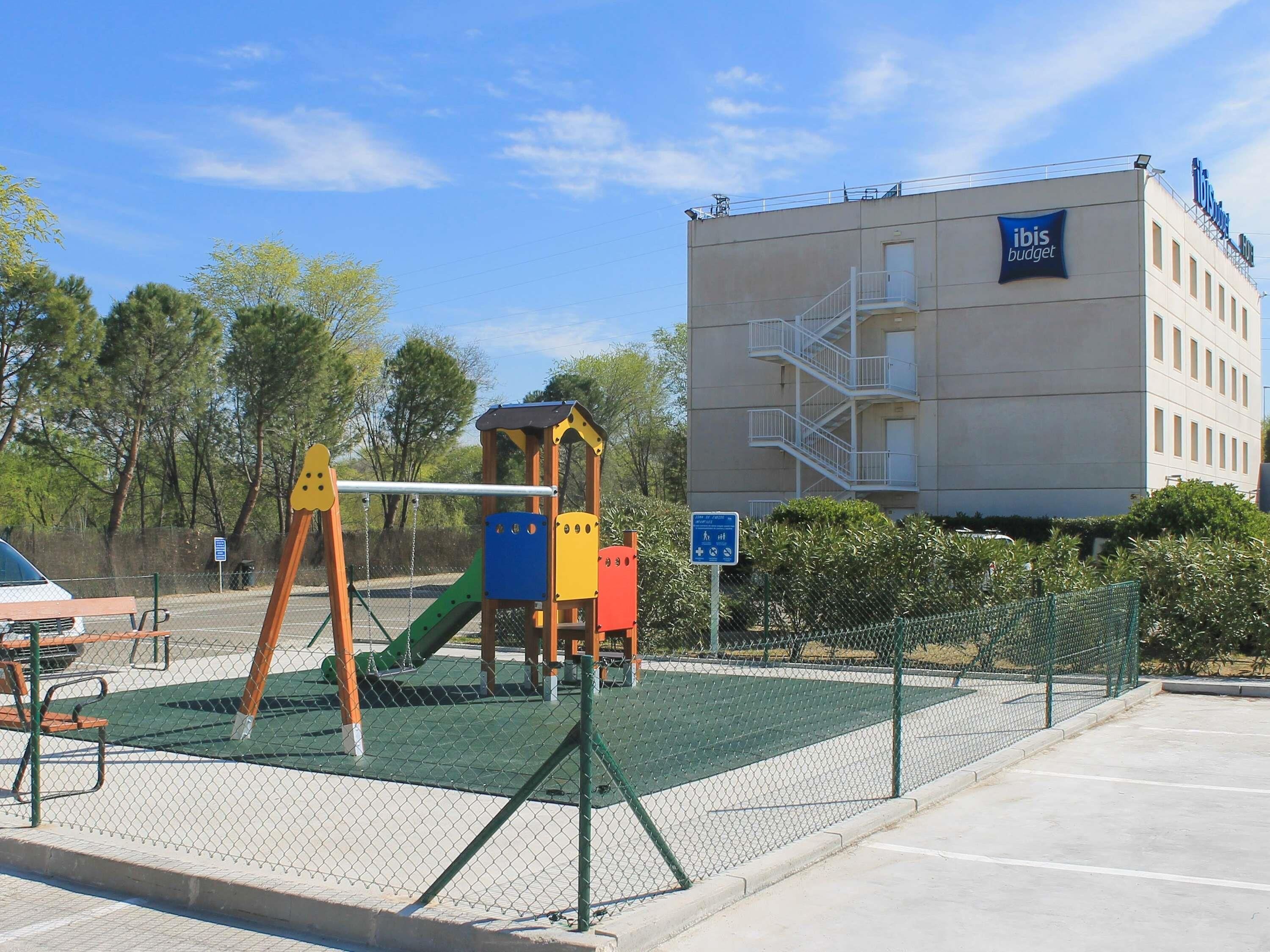 مكتب وتجهيزات عازلة للصوت ومكواة/لوح كي وأسرّة أطفال/رضّع (مجانًا)