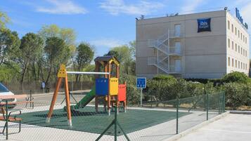 مكتب وتجهيزات عازلة للصوت ومكواة/لوح كي وأسرّة أطفال/رضّع (مجانًا)