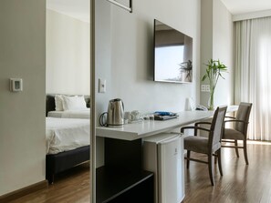 Standard Room, 3 Twin Beds | Minibar, in-room safe, desk, blackout drapes - Mercure Belo Horizonte Lourdes Hotel (Belo Horizonte)