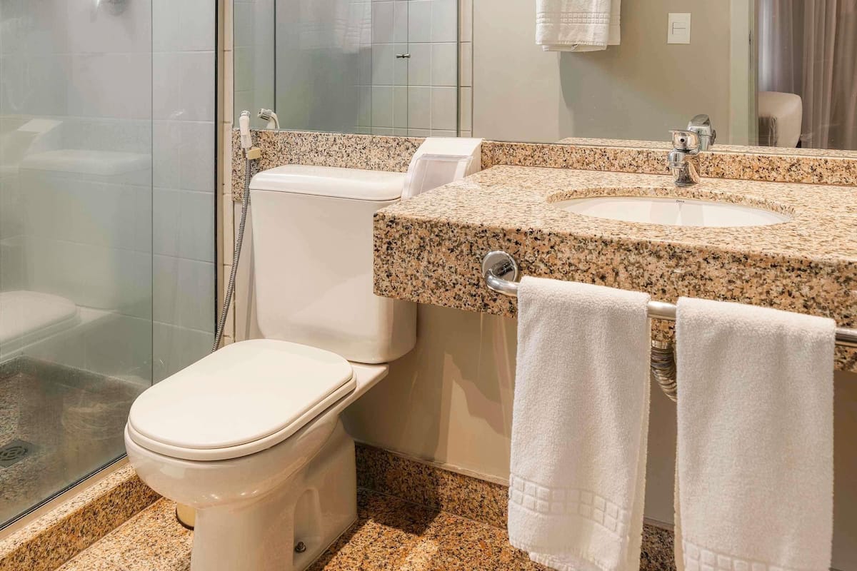 1 chambre, minibar, coffres-forts dans les chambres, bureau