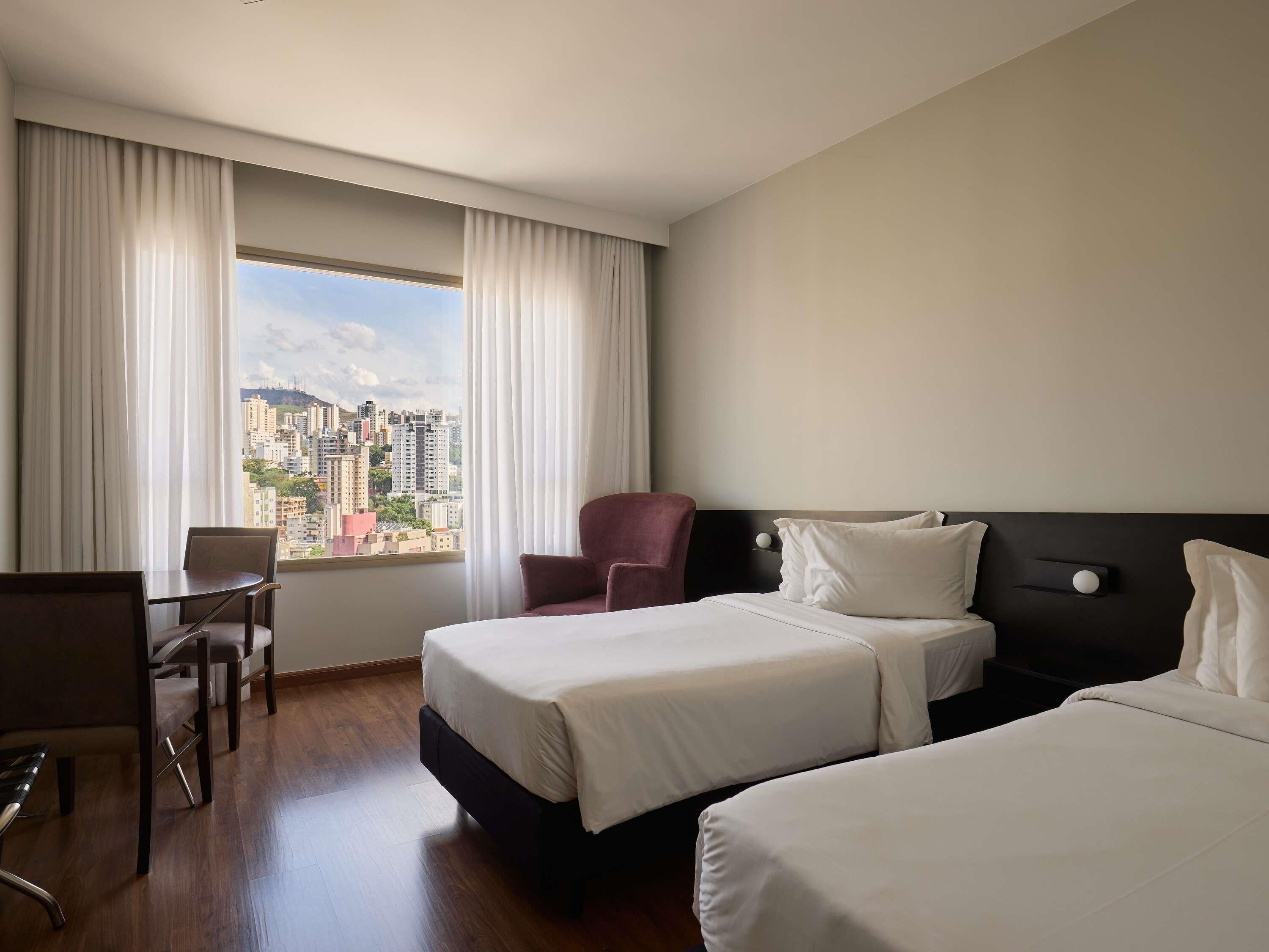 Frigobar, cofres nos quartos, escrivaninha, cortinas blackout