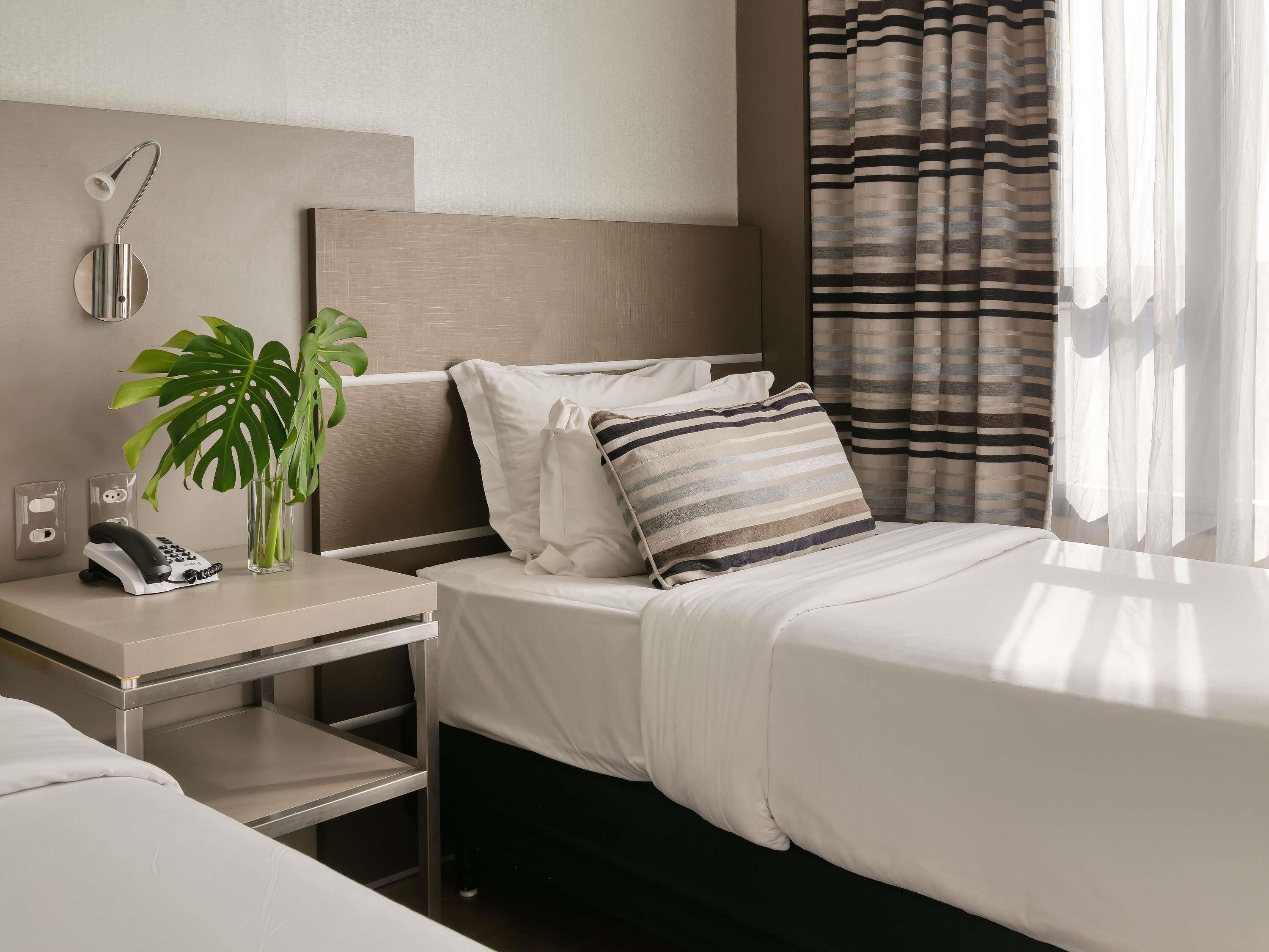 Quarto duplo superior, 2 camas de solteiro | Frigobar, cofres nos quartos, escrivaninha, cortinas blackout