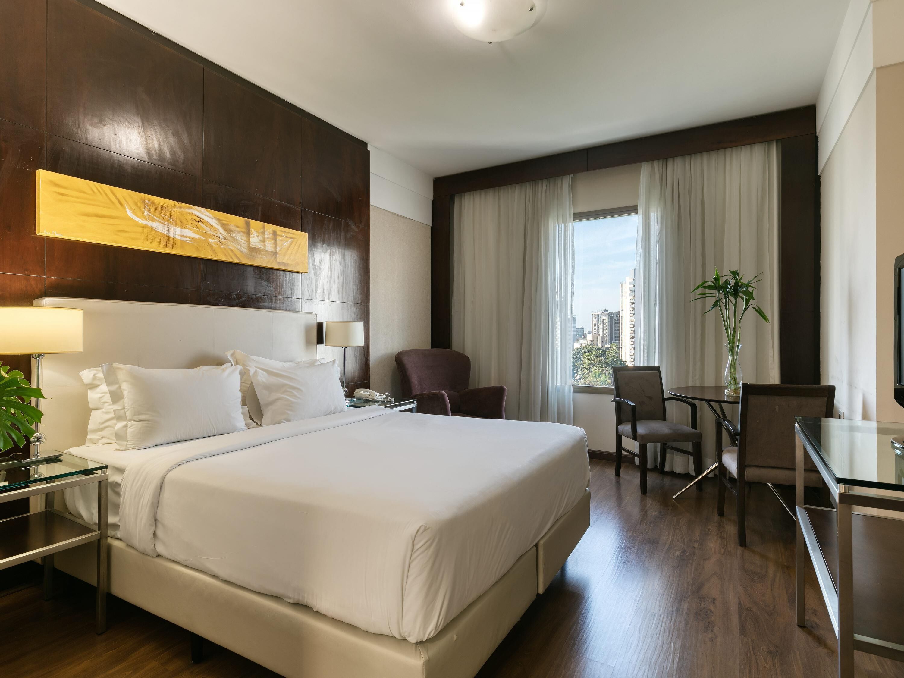 Classic Room, 1 Double Bed | Minibar, in-room safe, desk, blackout drapes