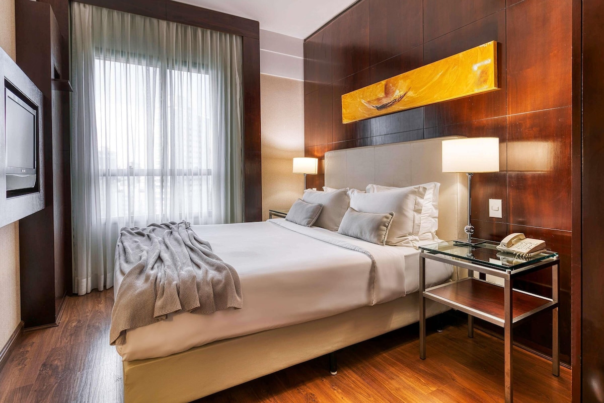 Suite junior, 1 cama Queen size y sofá cama | Minibar y caja de seguridad en la habitación