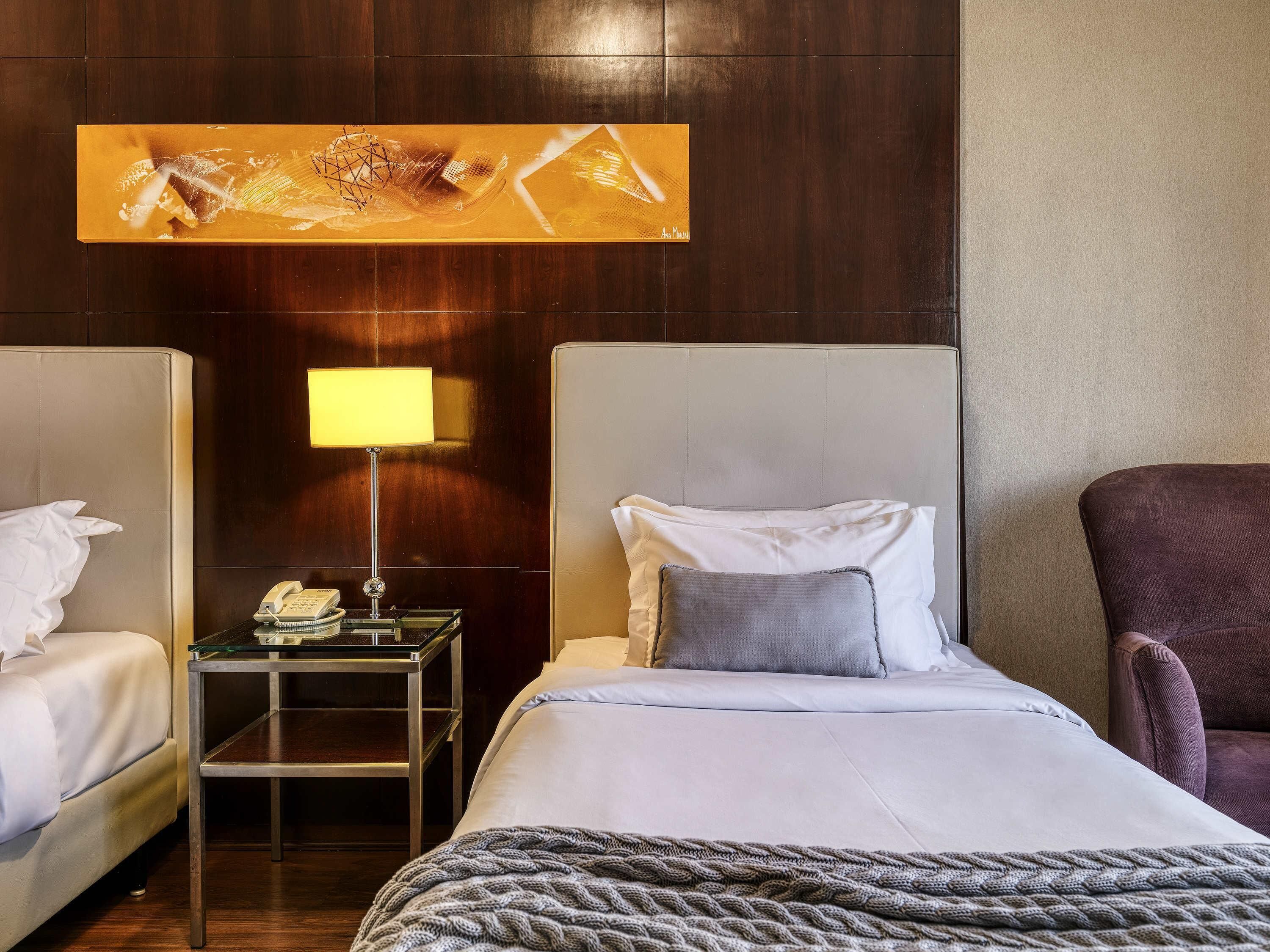 Quarto clássico, 3 camas de solteiro | Frigobar, cofres nos quartos, escrivaninha, cortinas blackout