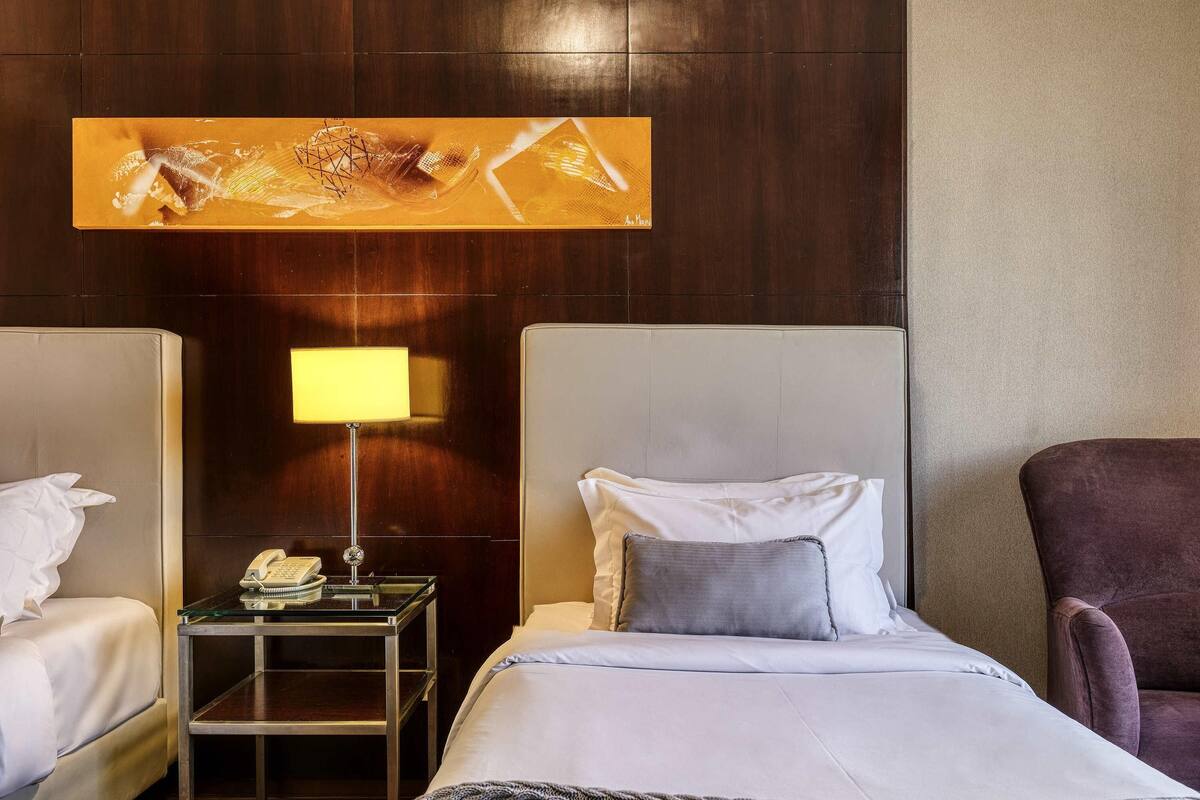 Quarto clássico, 3 camas de solteiro | Frigobar, cofres nos quartos, escrivaninha, cortinas blackout