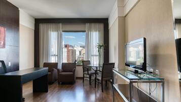 Frigobar, cofres nos quartos, escrivaninha, cortinas blackout