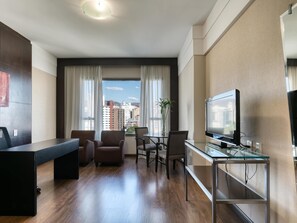 Minibaari, tallelokero huoneessa, työpöytä, pimennysverhot