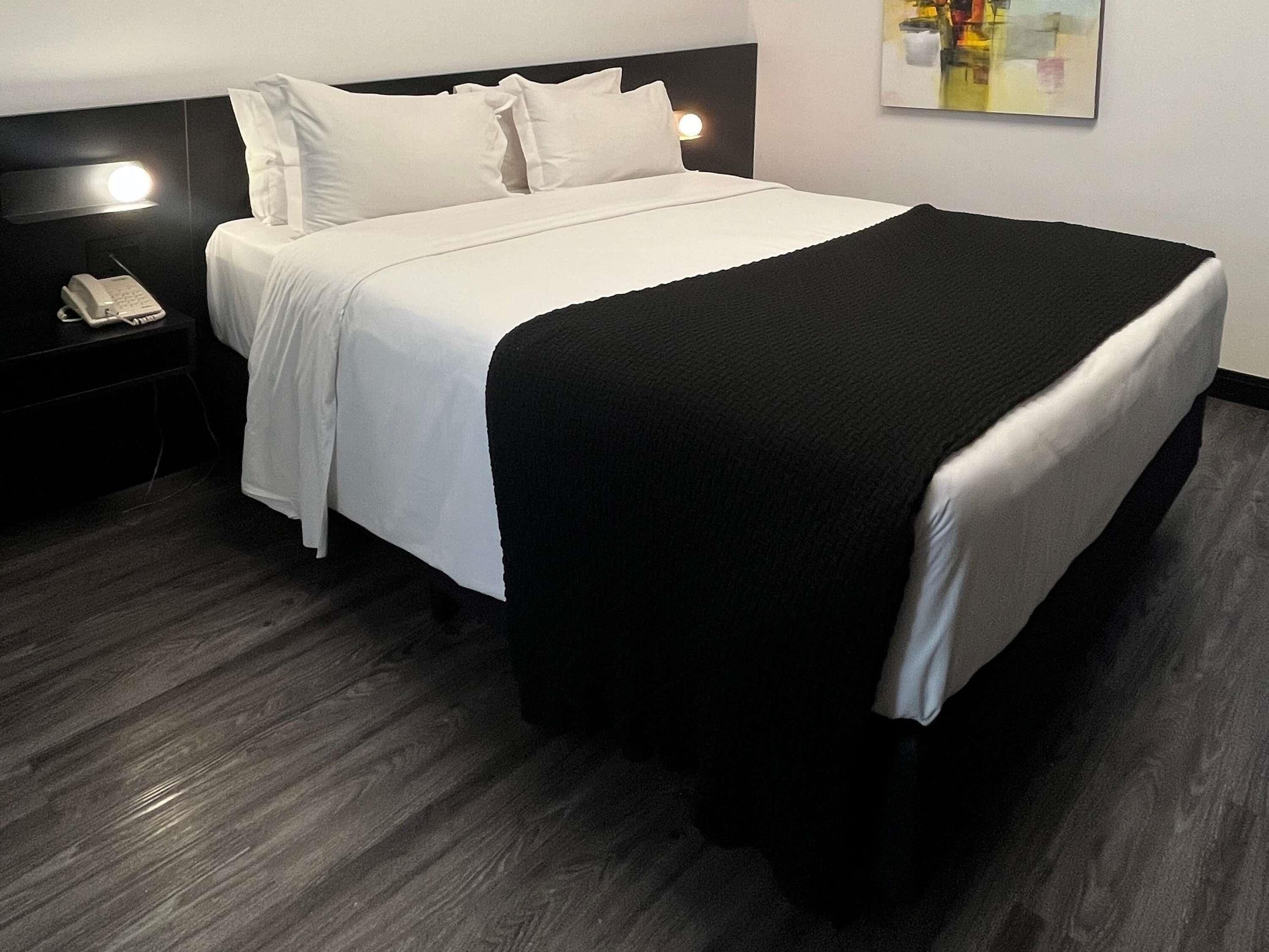 Chambre Standard, 1 lit double, accessible aux personnes à mobilité réduite
