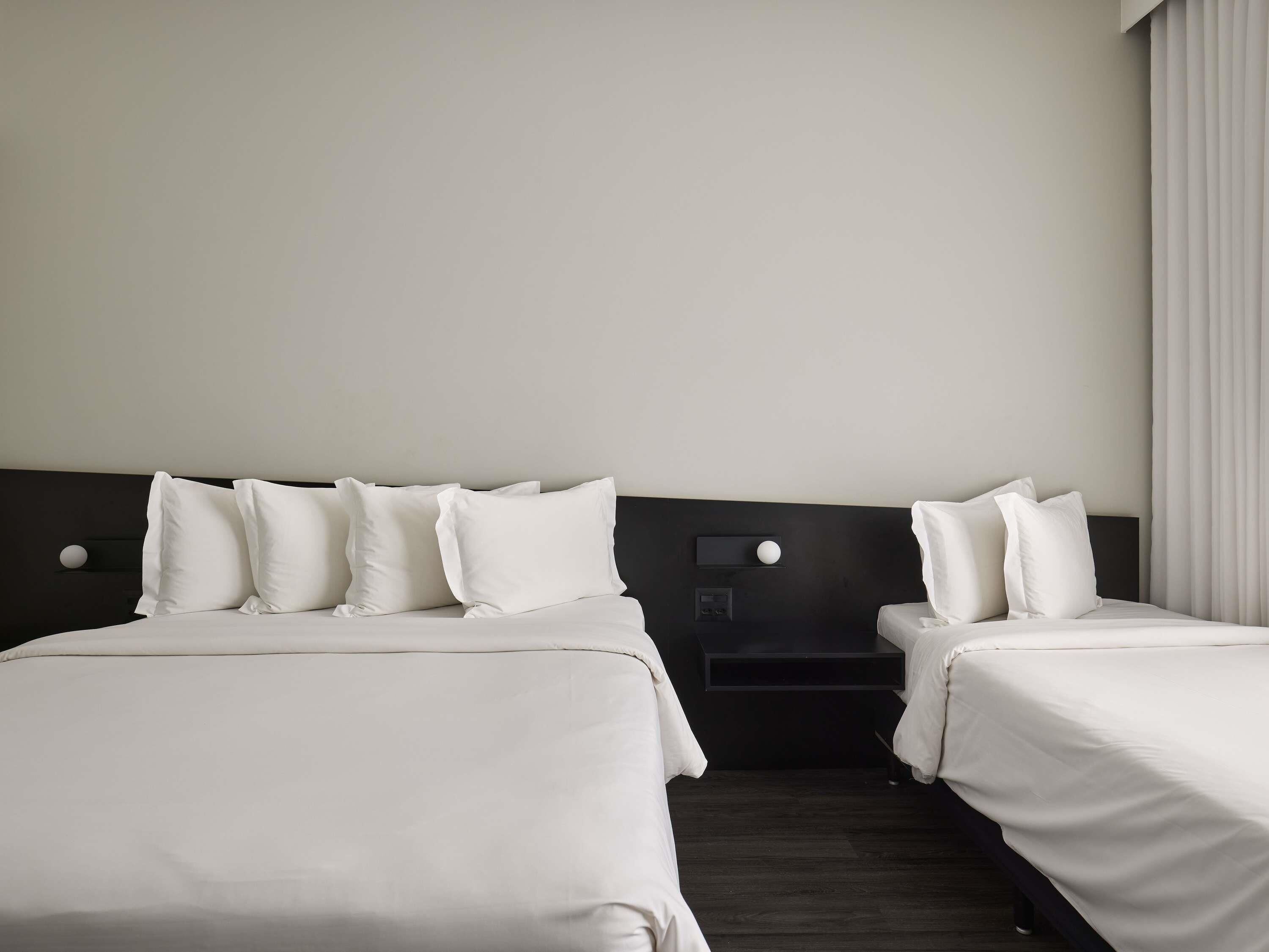 Quarto standard, várias camas | Frigobar, cofres nos quartos, escrivaninha, cortinas blackout