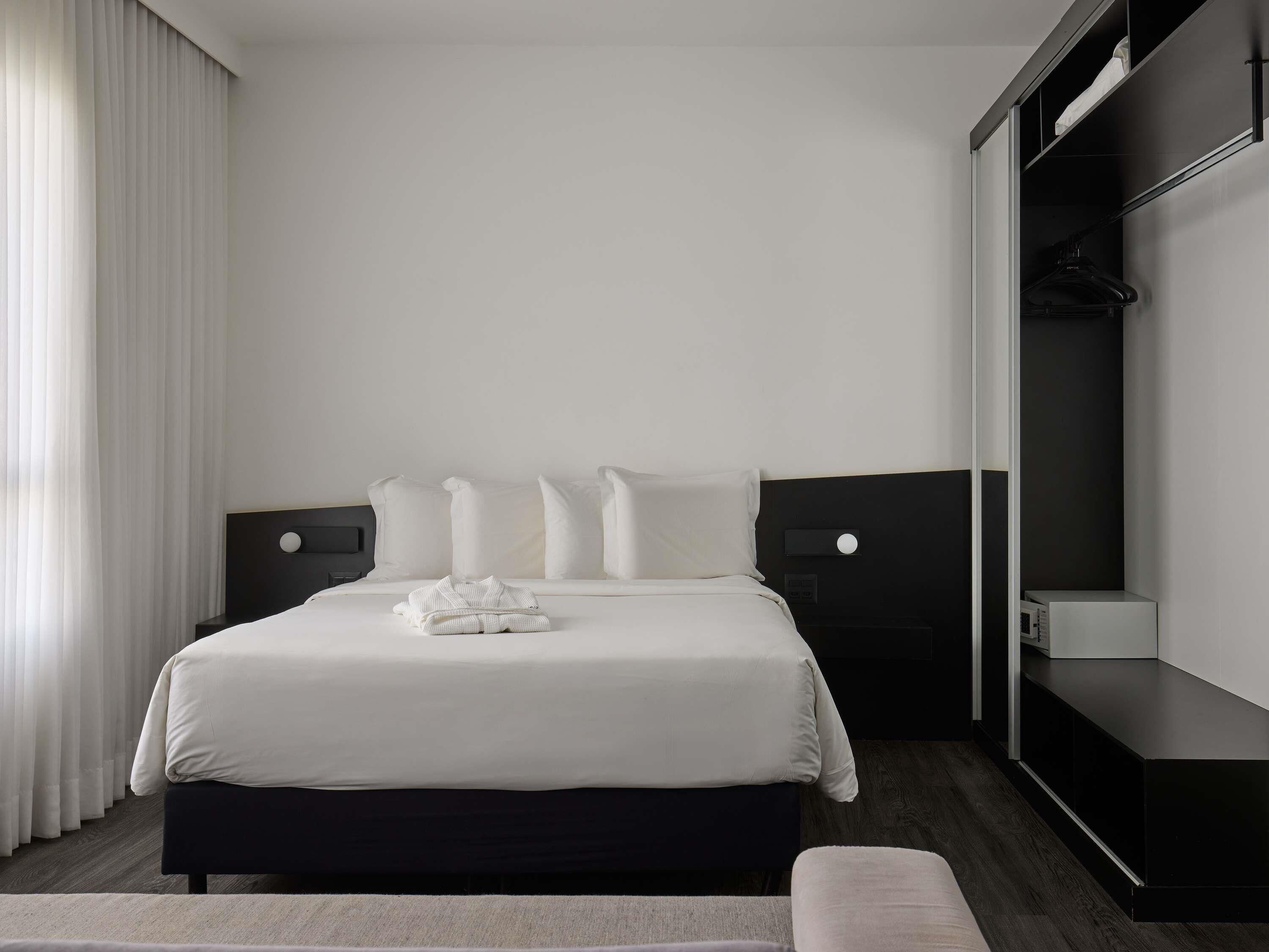 Suíte superior, 1 cama de casal e sofá-cama | Frigobar, cofres nos quartos, escrivaninha, cortinas blackout