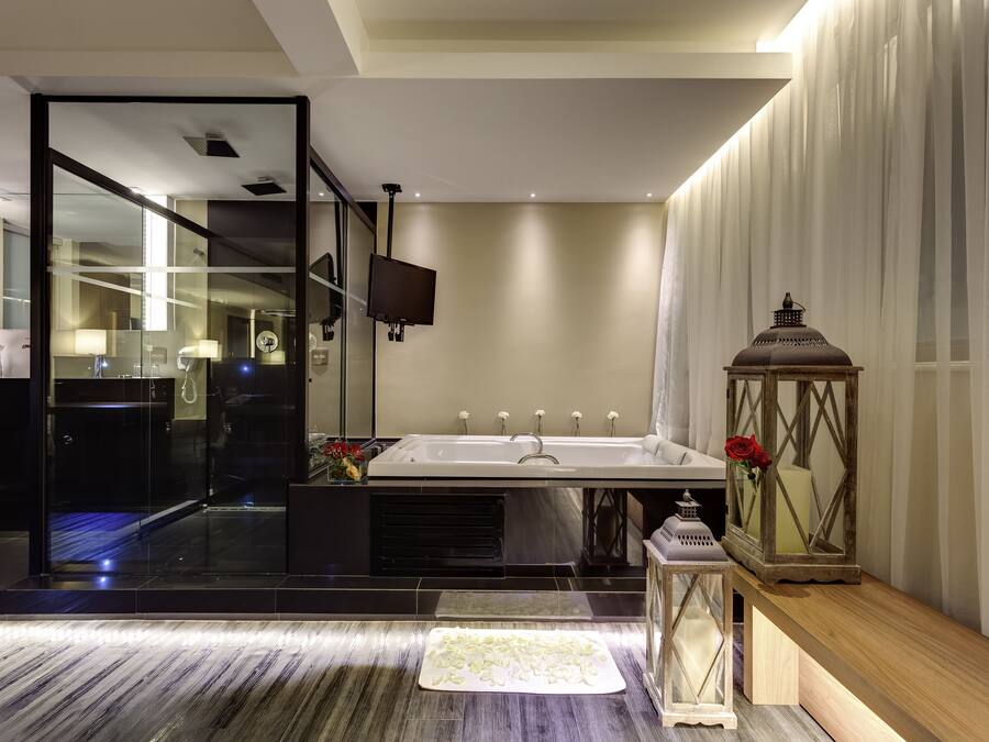 Executive suite, 1 kingsize bed | Badkamer | Milieuvriendelijke toiletartikelen, een haardroger, handdoeken, zeep