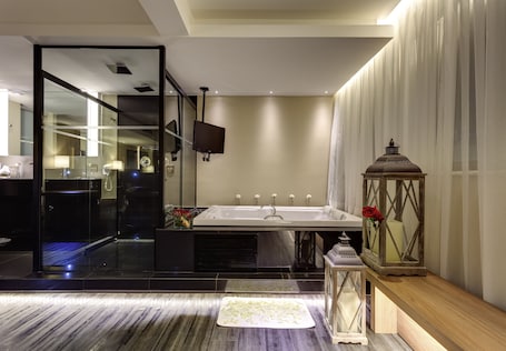 Executive Suite, 1 King Bed | Bathroom | Eco-friendly toiletries, hair dryer, towels, soap. Mercure Belo Horizonte Lourdes Hotel