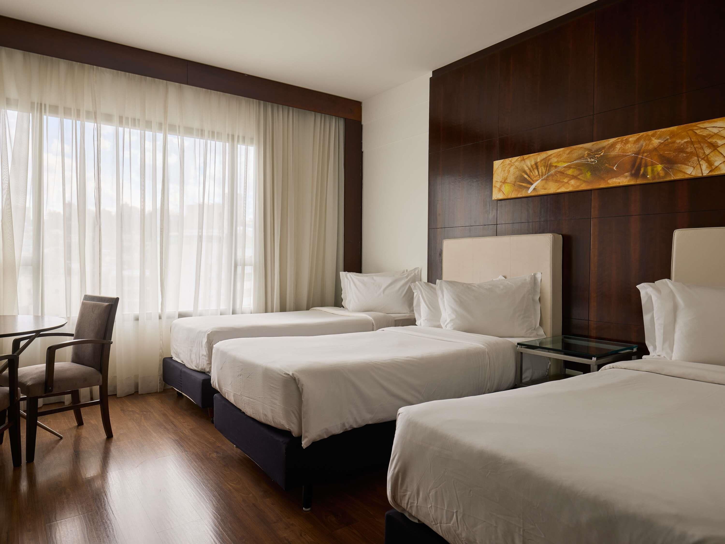 Quarto clássico, 3 camas de solteiro | Frigobar, cofres nos quartos, escrivaninha, cortinas blackout