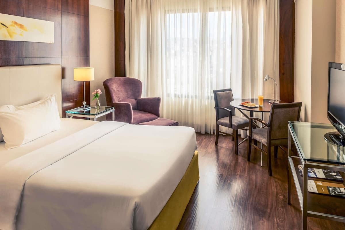 Quarto clássico, 1 cama de casal | Frigobar, cofres nos quartos, espaço de trabalho para notebook