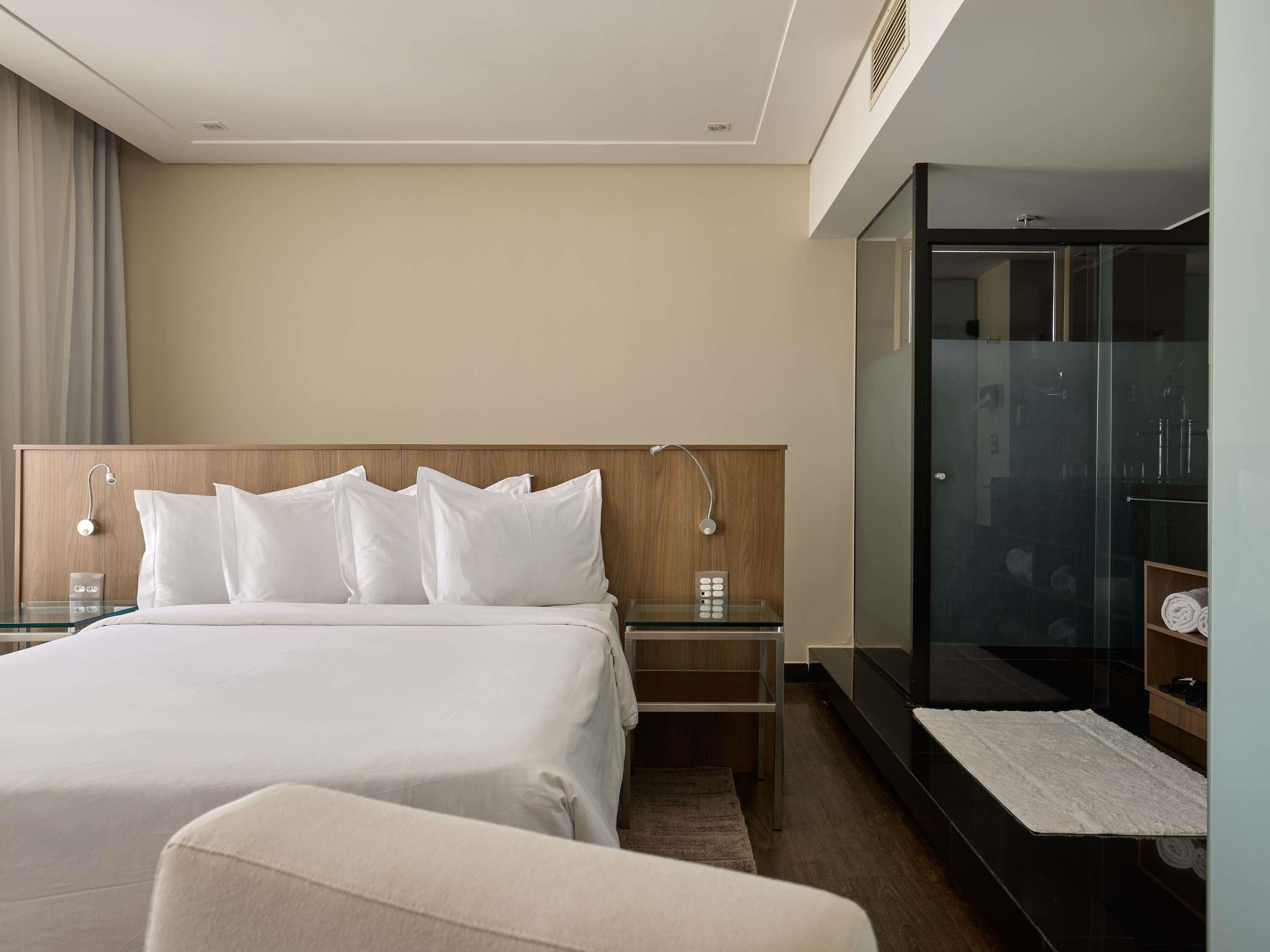 Phòng Suite Deluxe, 1 giường đôi và sofa giường | Minibar, két bảo mật tại phòng, bàn, màn/rèm cản sáng 