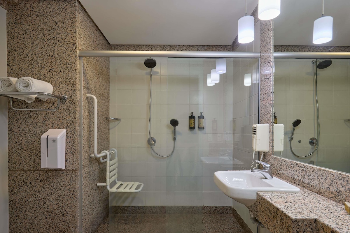 Phòng phong cách cổ điển, 2 giường đơn | Minibar, két bảo mật tại phòng, khu vực làm việc phù hợp cho laptop 