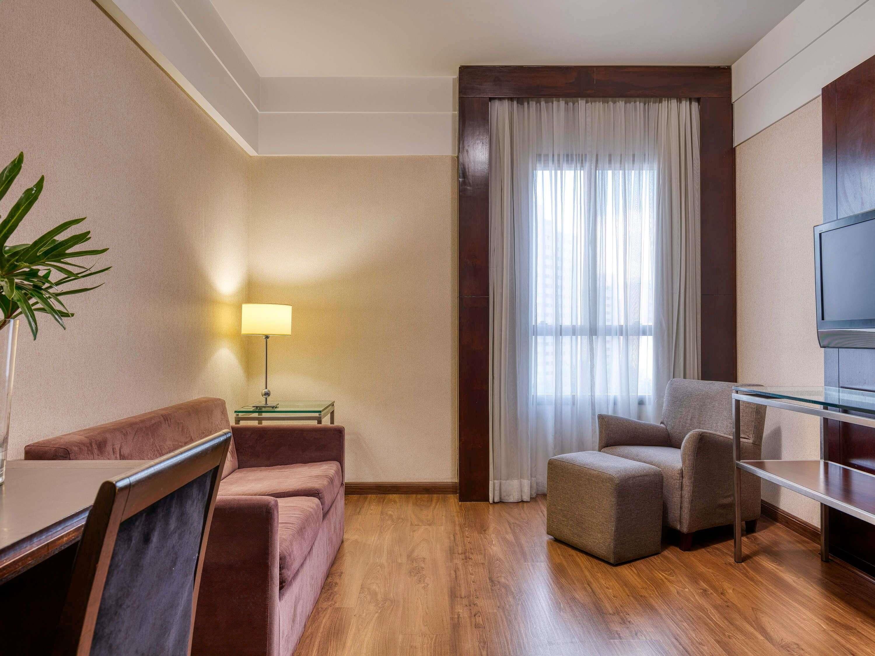 Suíte júnior, 1 cama de casal | Frigobar, cofres nos quartos, escrivaninha, cortinas blackout