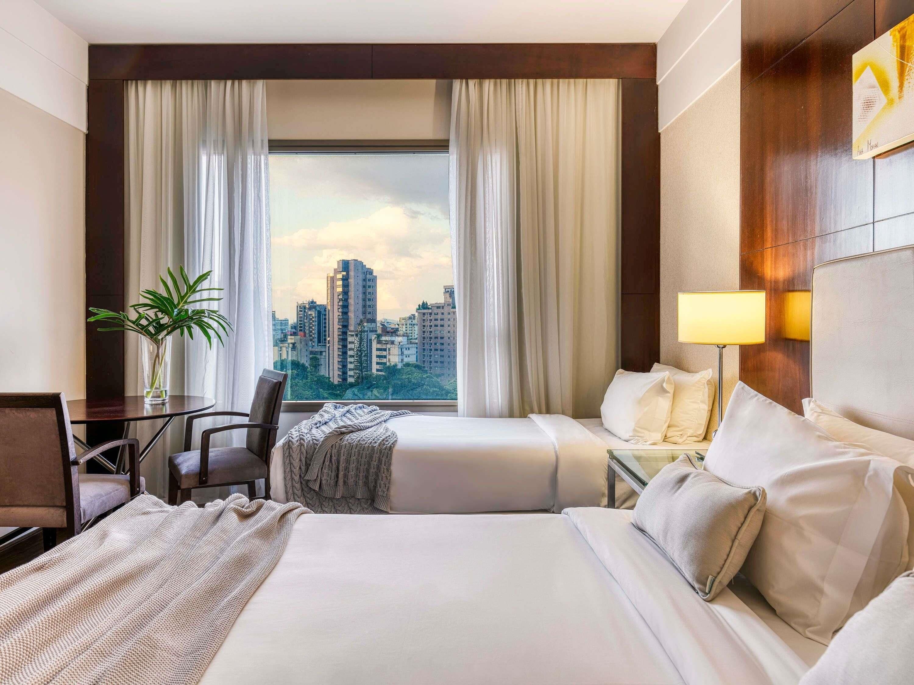 Frigobar, cofres nos quartos, escrivaninha, cortinas blackout