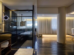 Suíte, 1 cama King (Master) | Frigobar, cofres nos quartos, espaço de trabalho para notebook