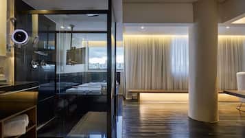 Suite, 1 Double Bed (Master) | Minibar, in-room safe, desk, blackout drapes