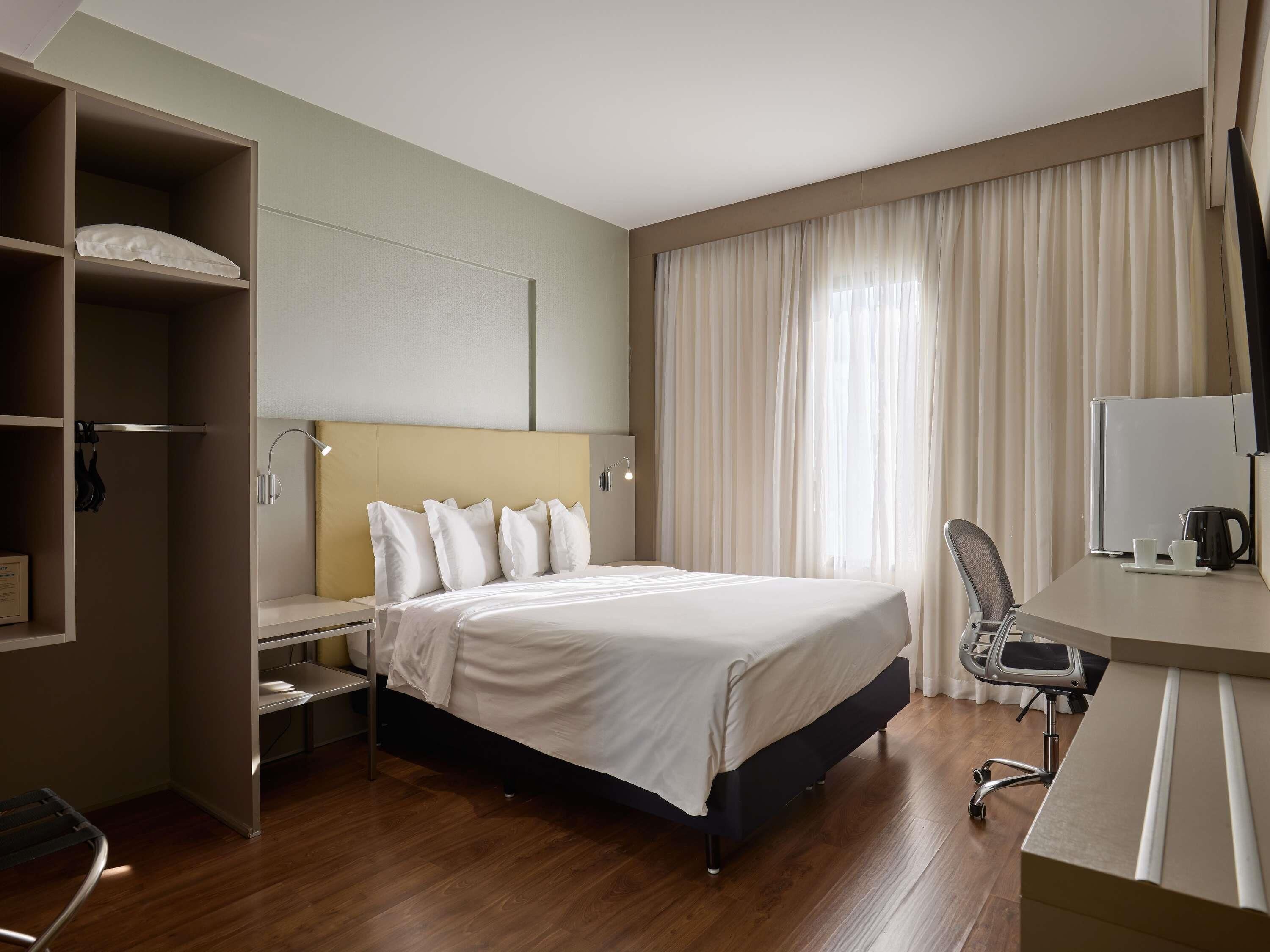 Quarto superior, 1 cama de casal | Frigobar, cofres nos quartos, escrivaninha, cortinas blackout