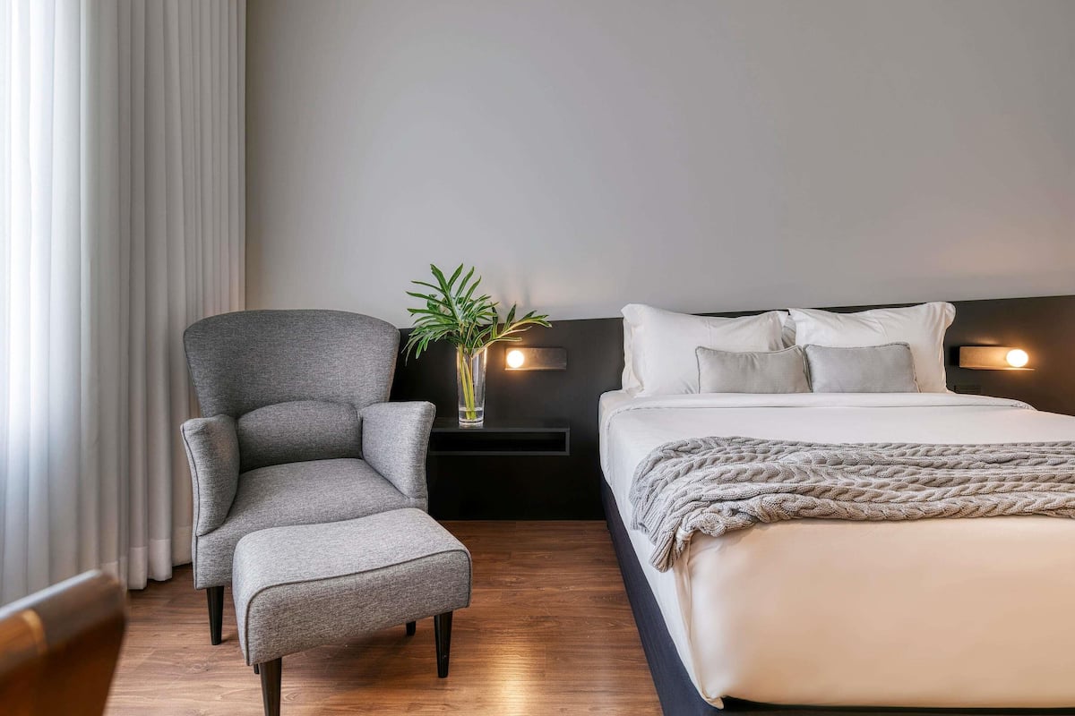 Standardværelse - 1 dobbeltseng | 1 soveværelse, minibar, pengeskab på værelset, skrivebord