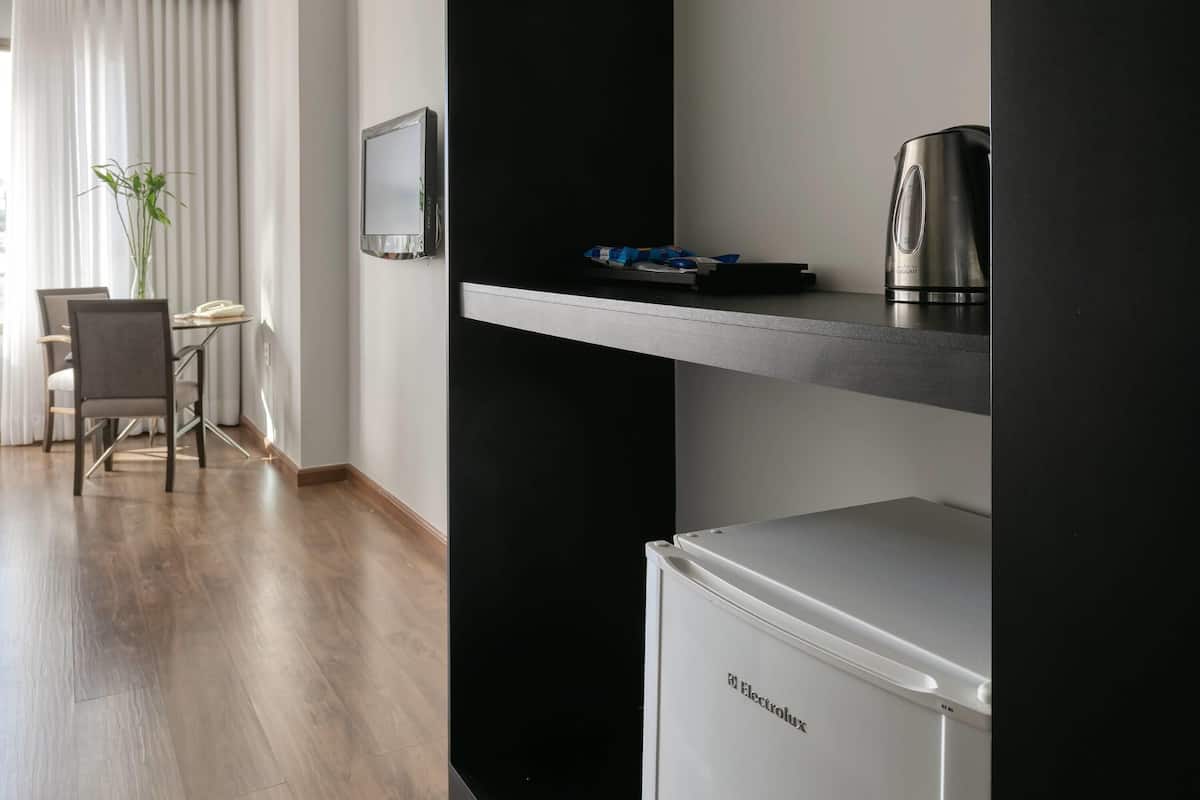 1 chambre, minibar, coffres-forts dans les chambres, bureau