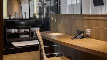 Executive Suite, 1 Double Bed | Minibar, in-room safe, desk, blackout curtains