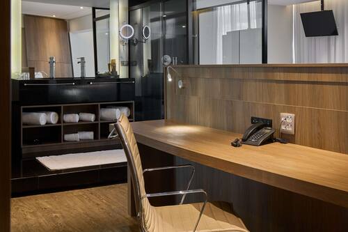 Executive Suite, 1 King Bed | Minibar, in-room safe, laptop workspace, blackout drapes