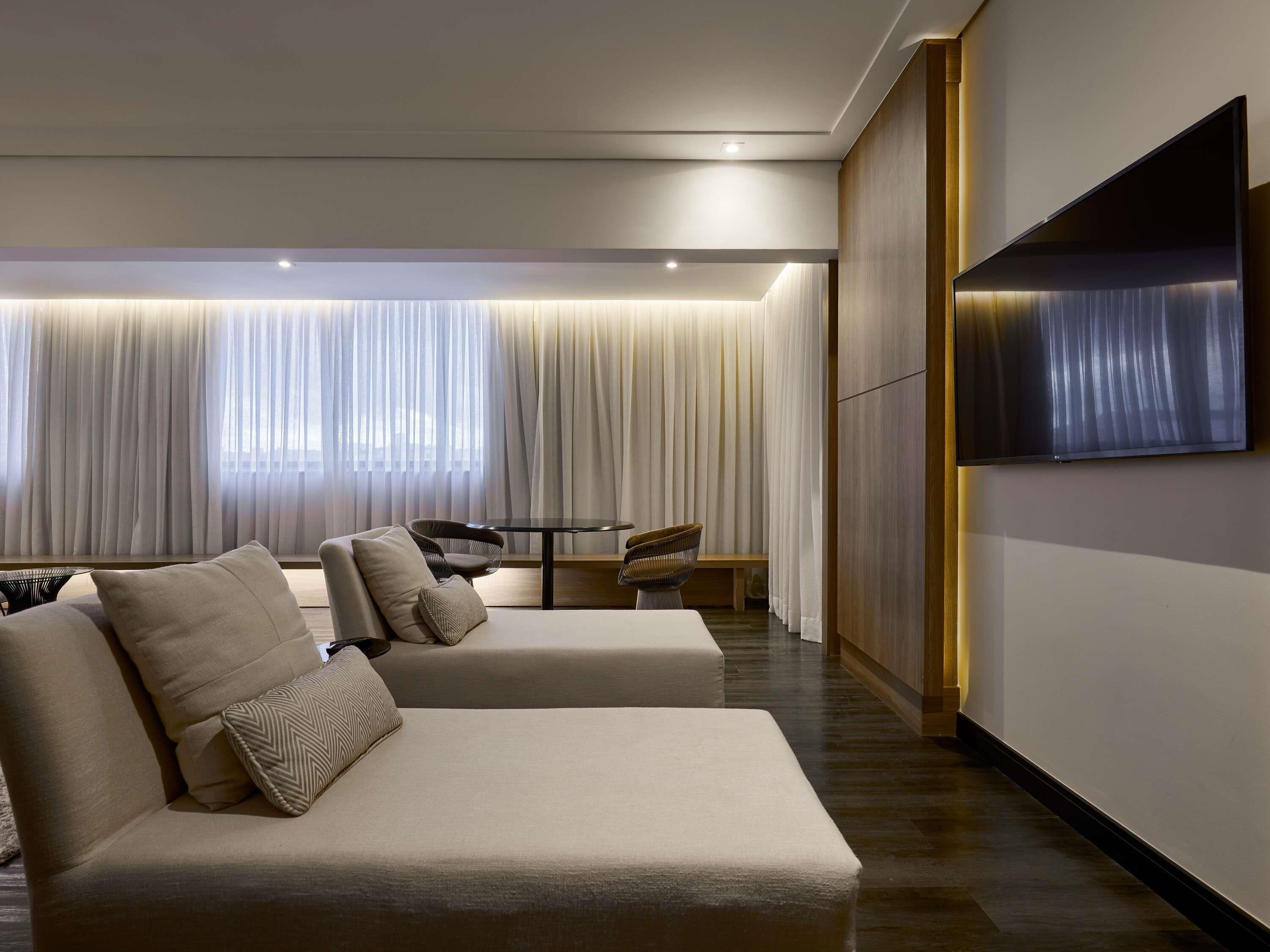 Suíte, 1 cama King (Master) | Frigobar, cofres nos quartos, espaço de trabalho para notebook