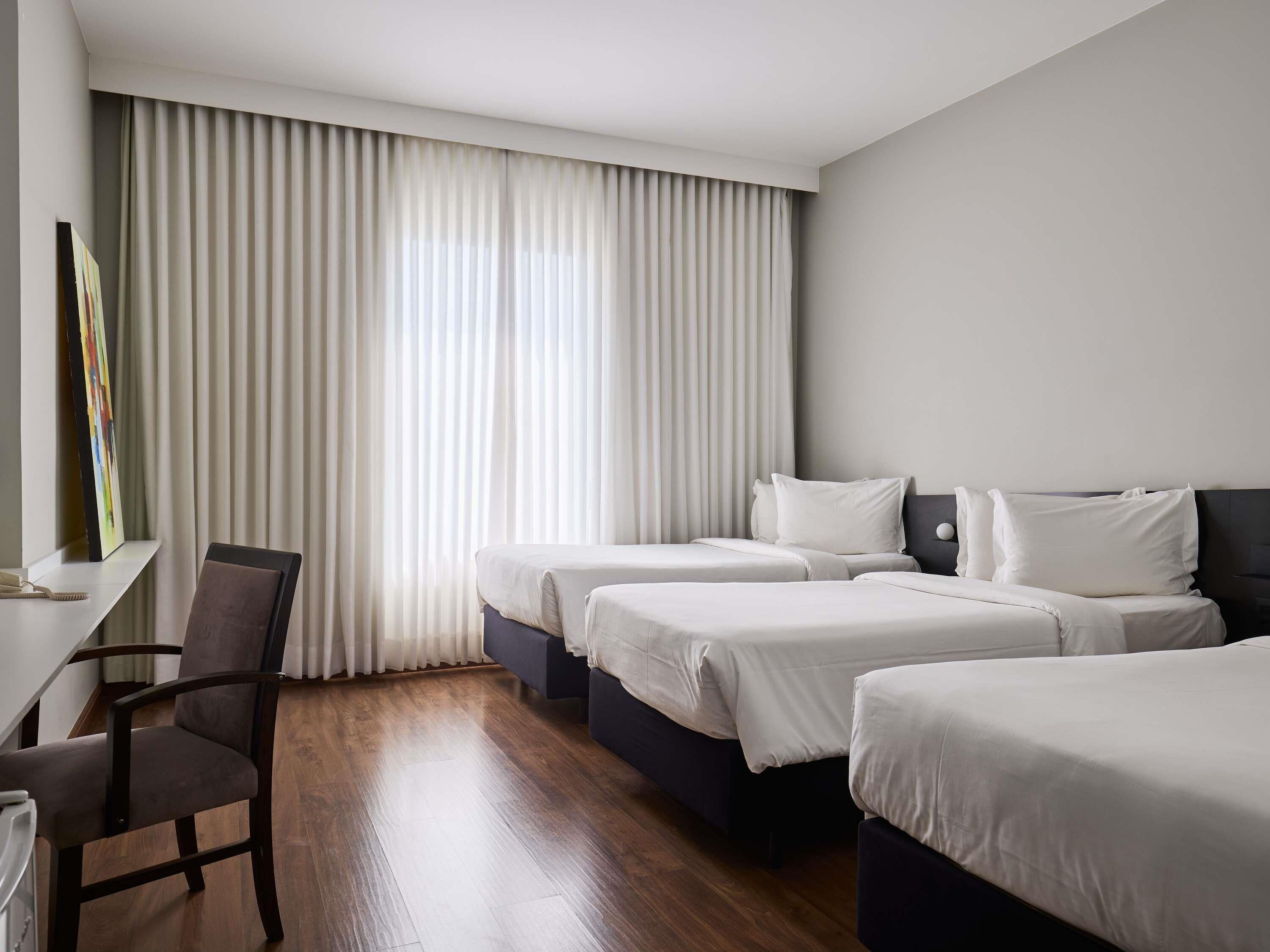 Quarto standard, 3 camas de solteiro | Frigobar, cofres nos quartos, escrivaninha, cortinas blackout
