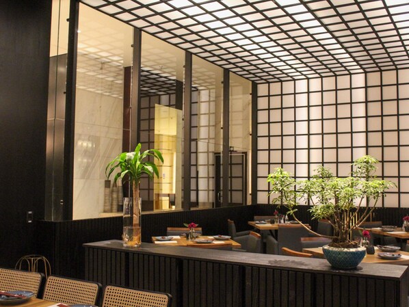 供應早餐、午餐和晚餐，國際料理