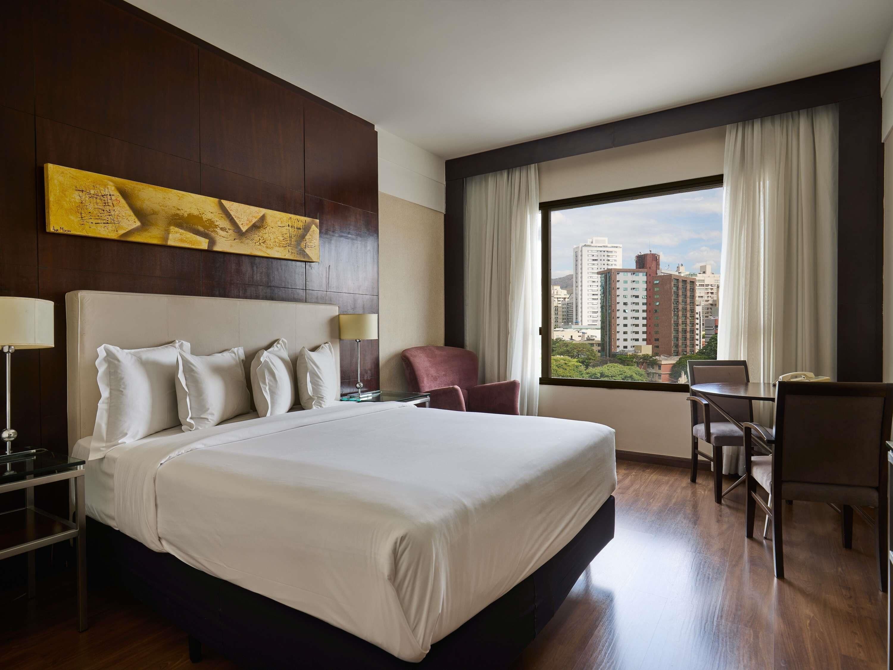 Quarto clássico, 1 cama de casal | Frigobar, cofres nos quartos, escrivaninha, cortinas blackout