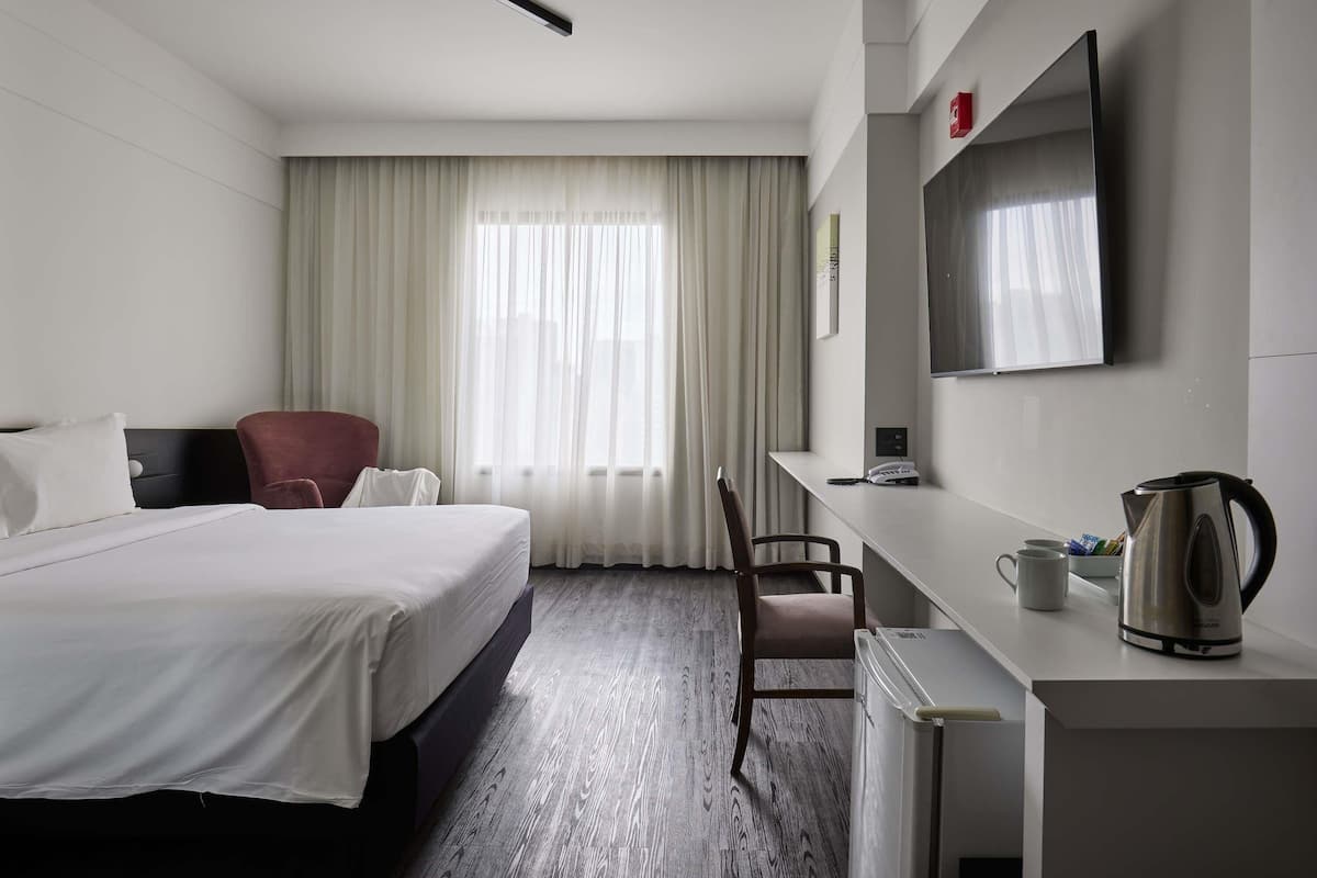 Quarto standard, 1 cama Queen | Frigobar, cofres nos quartos, espaço de trabalho para notebook