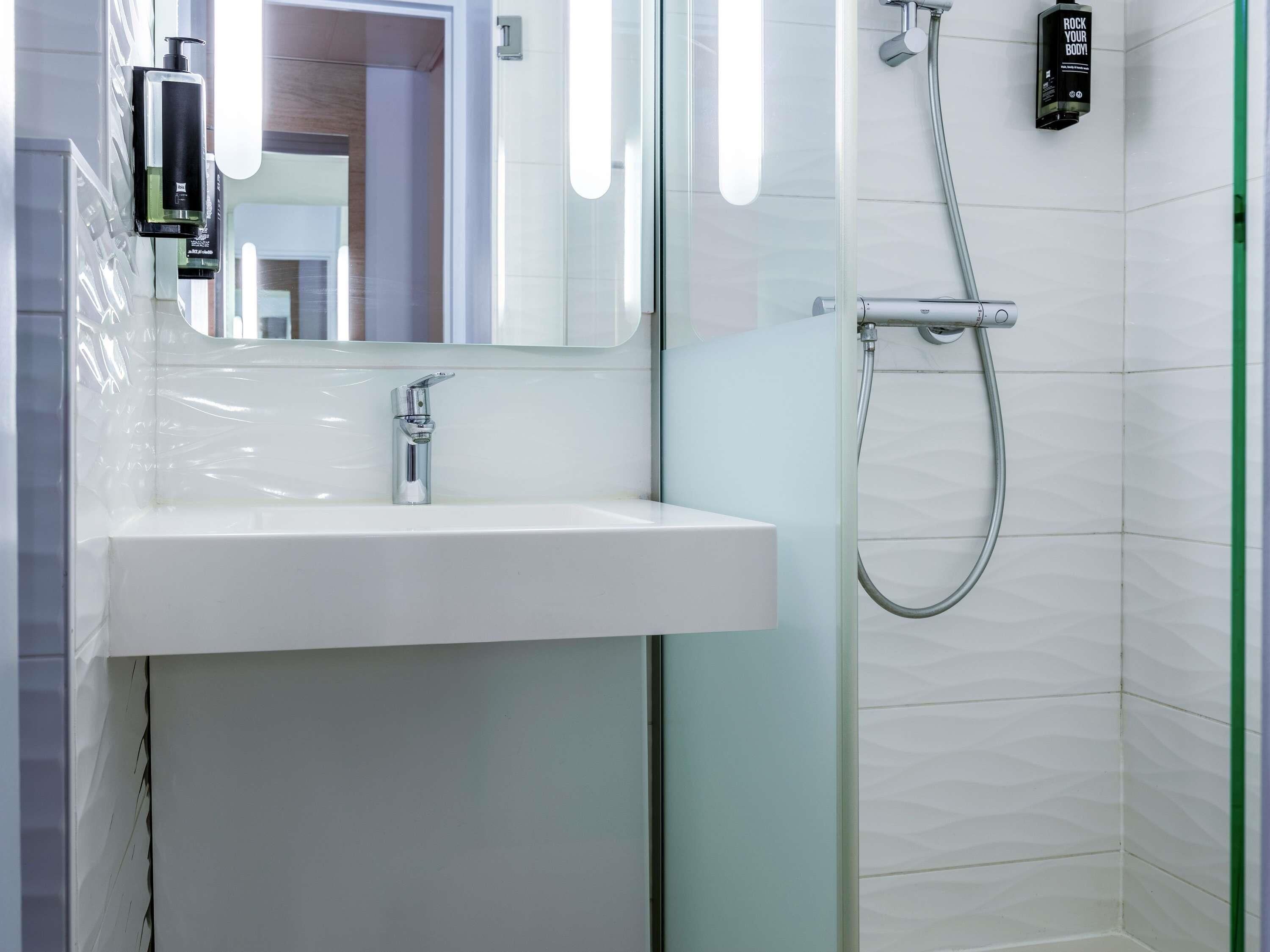 Luxe beddengoed, verduisterende gordijnen, geluiddichte muren