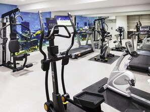 A gym with various exercise equipment, including treadmills, stationary bikes, and weight machines. - ibis Styles La Rochelle Centre Vieux Port (La Rochelle)