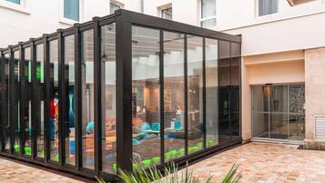 Bar (trong khuôn viên)